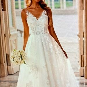 Stunning, Elegant White Lace A-Line Wedding Dress with V-Neck